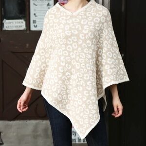 Comfyluxe, Poncho Leopard Pattern Luxury Soft. One size fits most. Beige/Tan